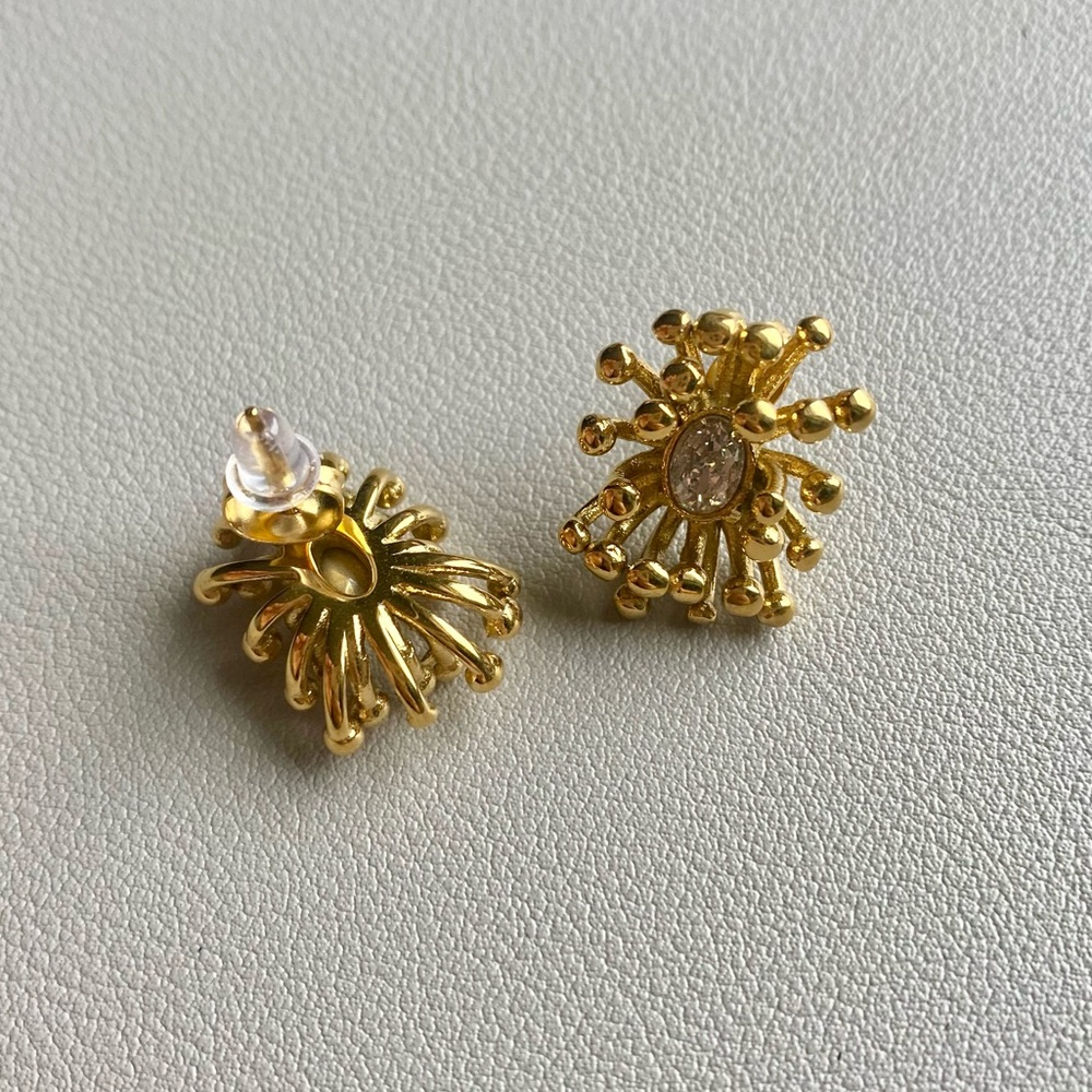 Flower Plant Stud Earrings Gold Color - Picture 4 of 5